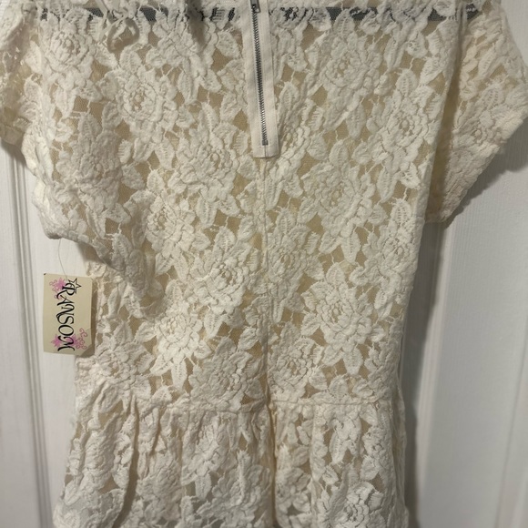 Lace - Picture 3 of 5